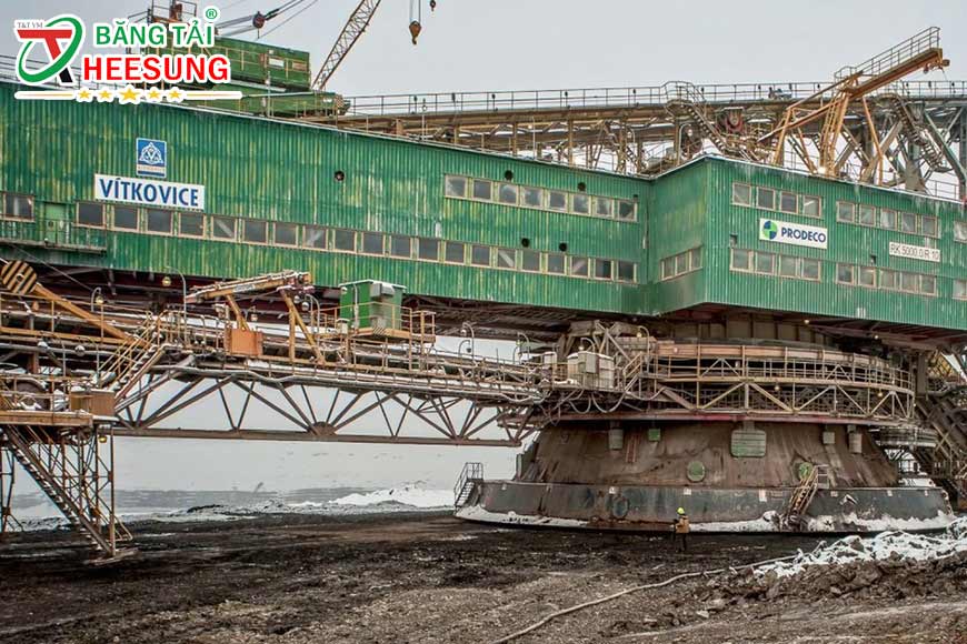 máy xúc gầu xích