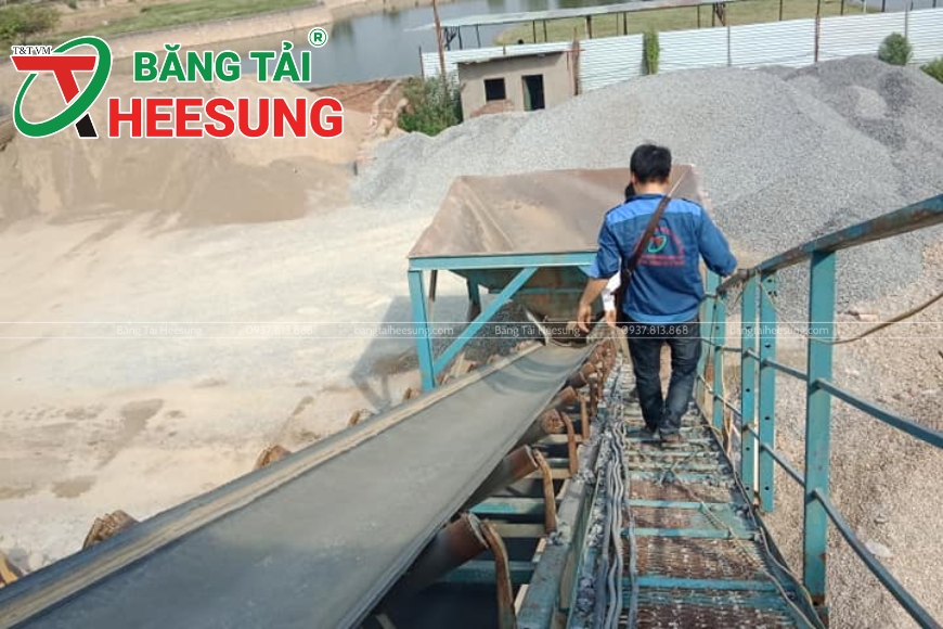 giá băng tải cao su bề mặt trơn