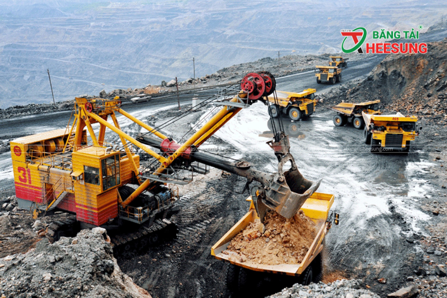 sử dụng máy móc trong khai thác
