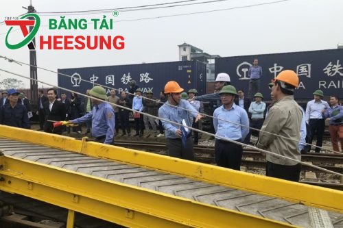 máy băng tải đá