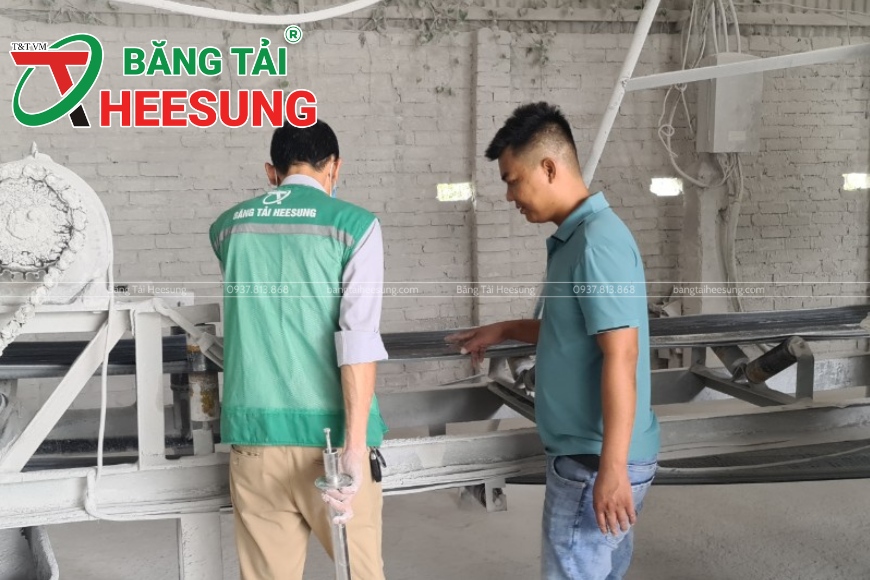 nhân viên bảo trì băng tải