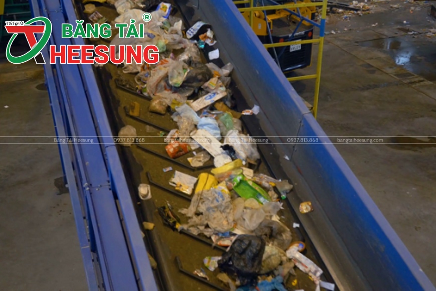 băng tải đang tải rác