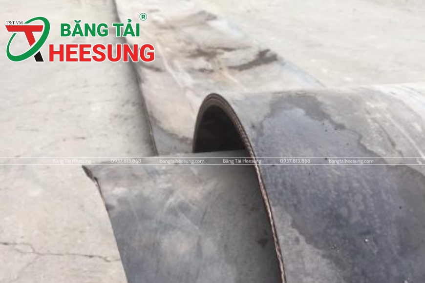 bề mặt băng bị thấm hóa chất